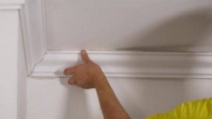 How to glue the ceiling plinth?