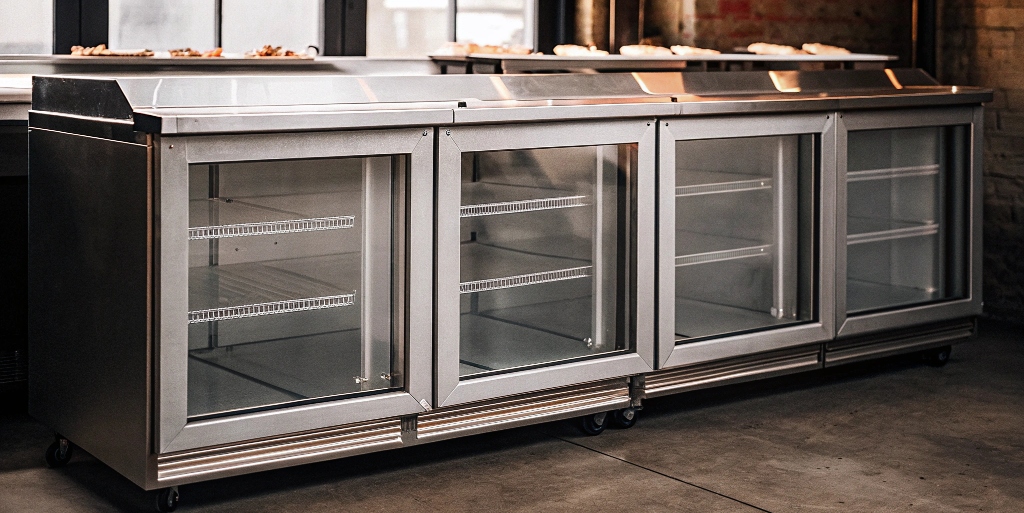 Durable and high-performance commercial refrigerated counters for industrial kitchens. Perfect for food preparation and cold storage. Reliable equipment.